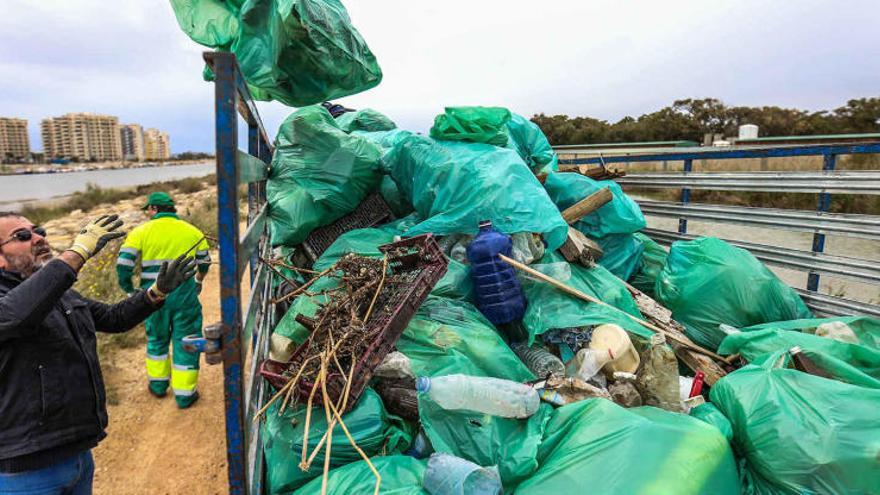 Voluntarios retiran 2,5 toneladas de basura del Segura ante la dejadez de la CHS