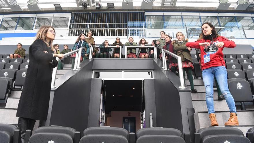 Alumnas del colegio Montespiño, de visita en Riazor