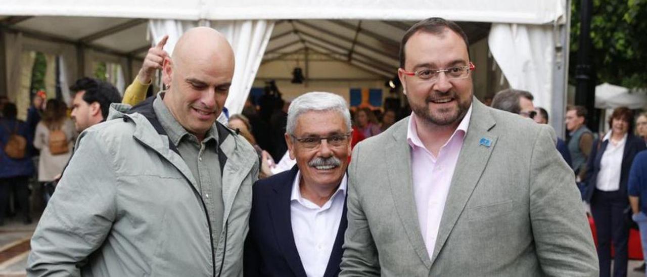 Por la izquierda, Monchu García, Luis Manuel Flórez, «Floro», y Adrián Barbón, en el inicio de campaña, en Begoña, en mayo de 2023.