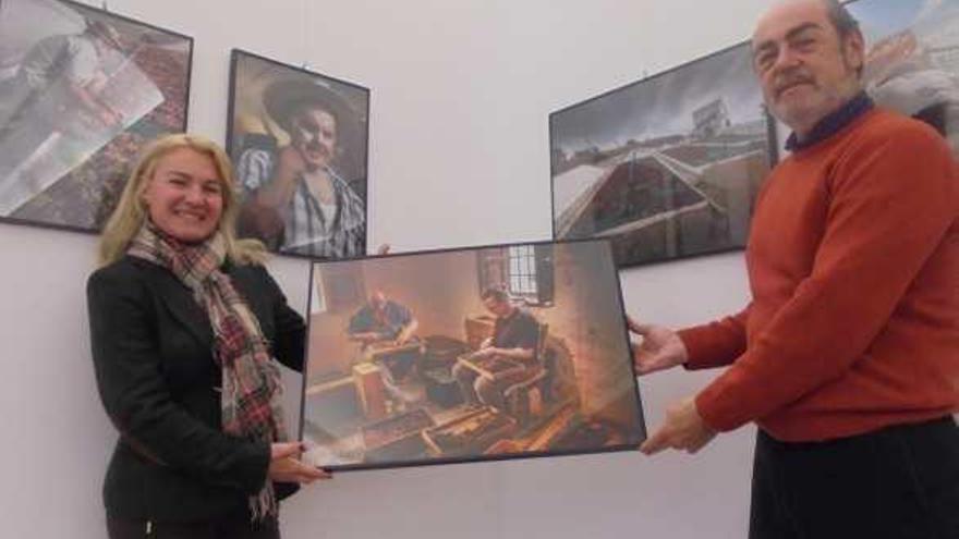 La fotógrafa Beatriz Moreno y el enólogo Jesús García Gallego ayer en el Ateneo con una de las fotos de La Moscatel y la Axarquía, un vínculo compartido.