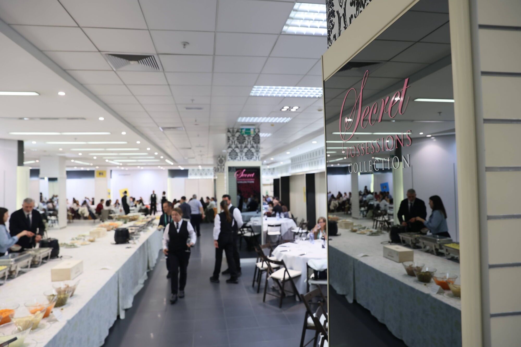 El centro comercial del Calatrava vuelve a abrir sus puertas (por unos días) para dar de comer a más de ochocientos congresistas en Oviedo