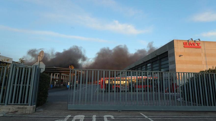 Incendio en València: el fuego devora al menos una docena de autobuses de la EMT