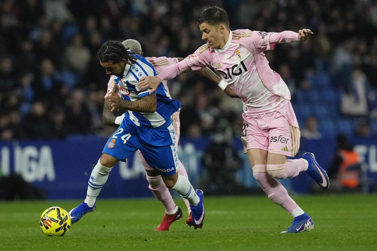 Dolan intenta escaparse de Ilic en el partido de este lunes en Cornellà.