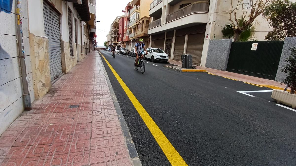 Otro tramo en el que desaparece la mitad de la terraza de uno de los pubs históricos de esta zona de Torrevieja