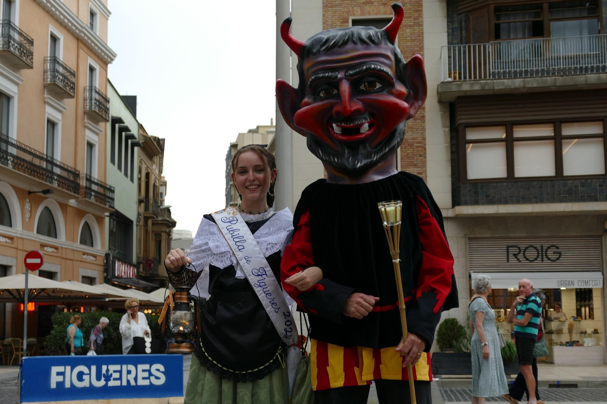 Figueres rep la Flama del Canigó i reparteix la llum de la catalanitat per tota la comarca