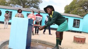 Agua limpia  para escuelas  y hospitales  en Zimbabue