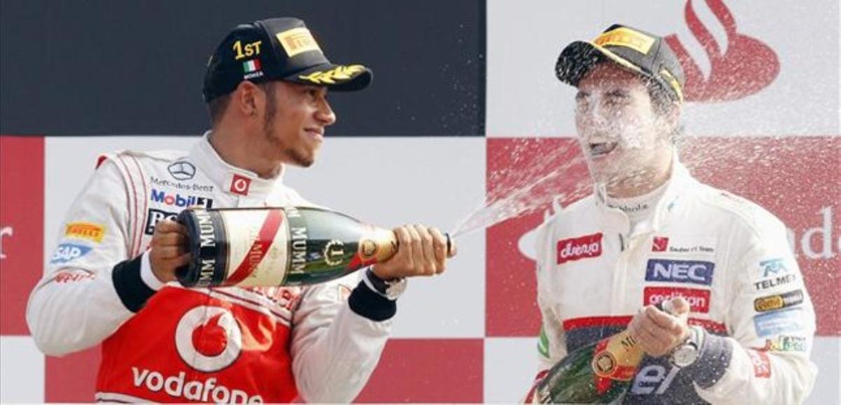 Hamilton rega amb xampany Sergio Pérez al podi del Gran Premi d’Itàlia. Hamilton rega amb xampany Sergio Pérez al podi del Gran Premi d’Itàlia.
