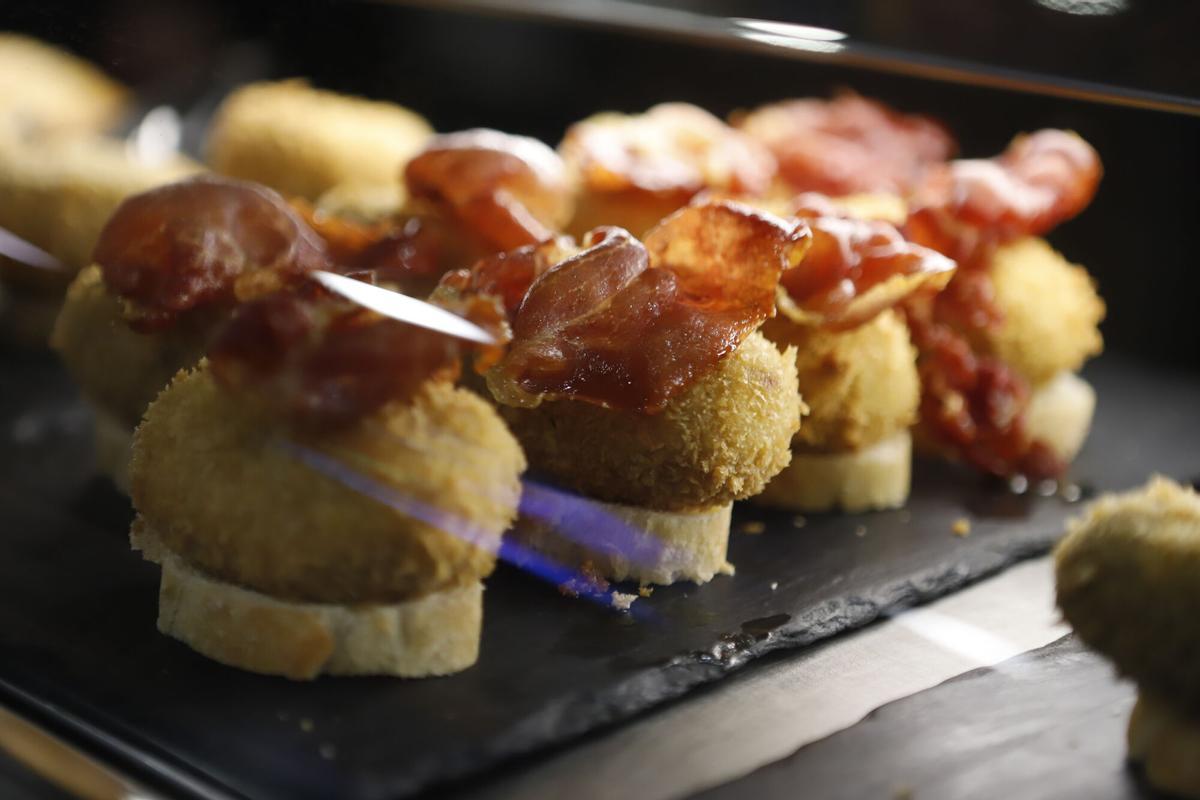 Varias unidades de croquetas de jamón en barra en el Café del Marqués