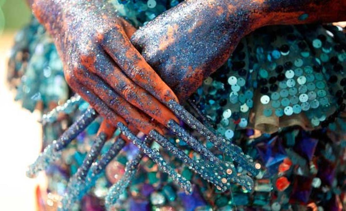 Una model coberta de maquillatge brillant participa en un concurs de disseny creatiu a l’Exposició de Cabells i Bellesa de la Xina 2011, a Pequín.