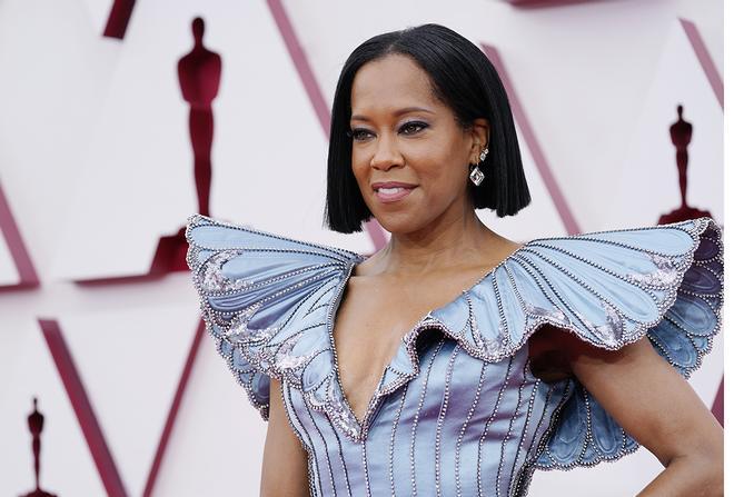 Regina King con vestido azul con mangas de volantes de Louis Vuitton en los premios Oscar 2021