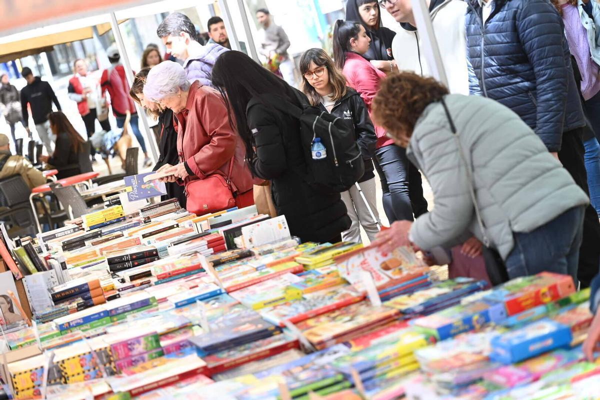 Ambiente durante la diada de Sant Jordi en la rambla de Just Oliveras de L Hospitalet Ambiente durante la diada de Sant Jordi en la rambla de Just Oliveras de L Hospitalet