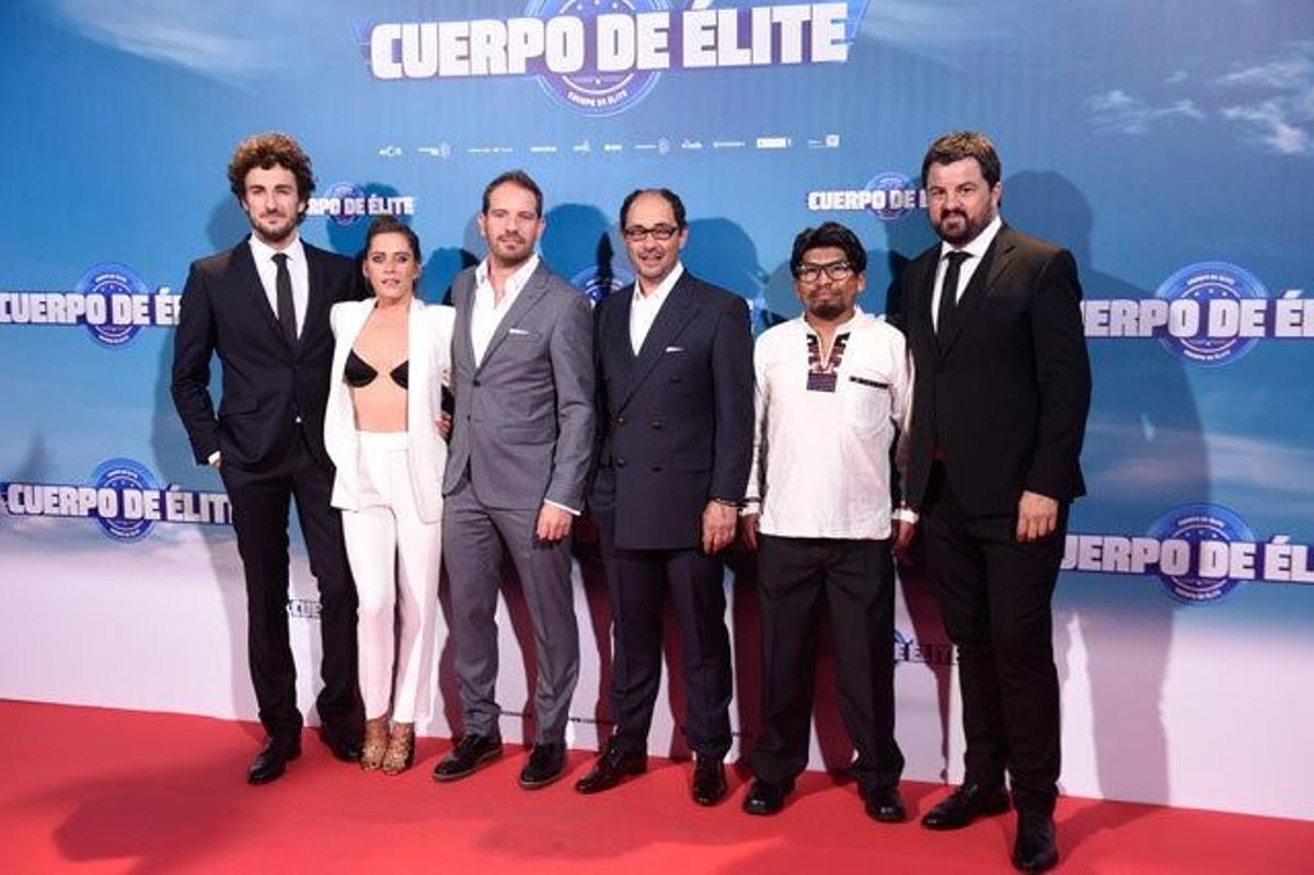 Joaquín Mazón y los actores Juan Carlos Aduviri, Miki Esparbé, María León, Jordi Sánchez y Andoni Agirregomezkorta, en la première de 'Cuerpo de élite' en Madrid.