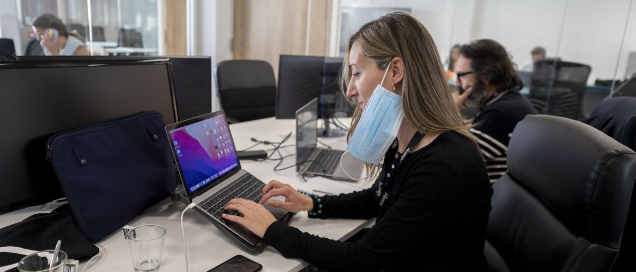 Una mujer trabajando en una oficina, en una imagen de archivo.