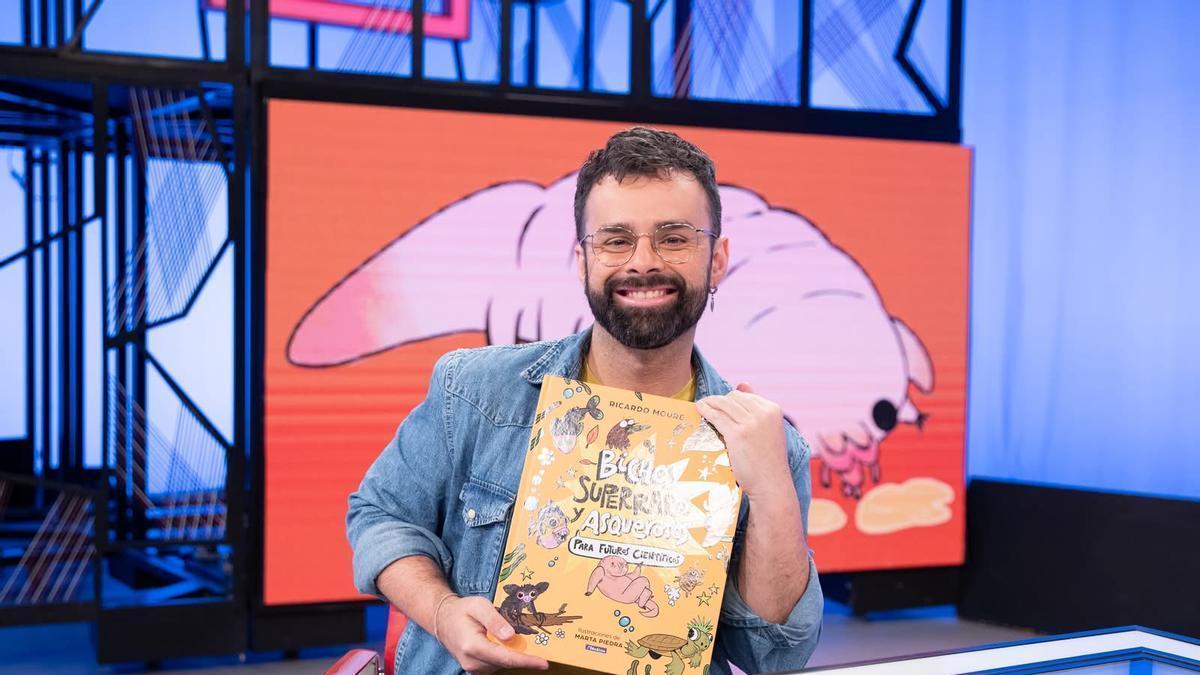 Ricardo Moure posando con su libro.
