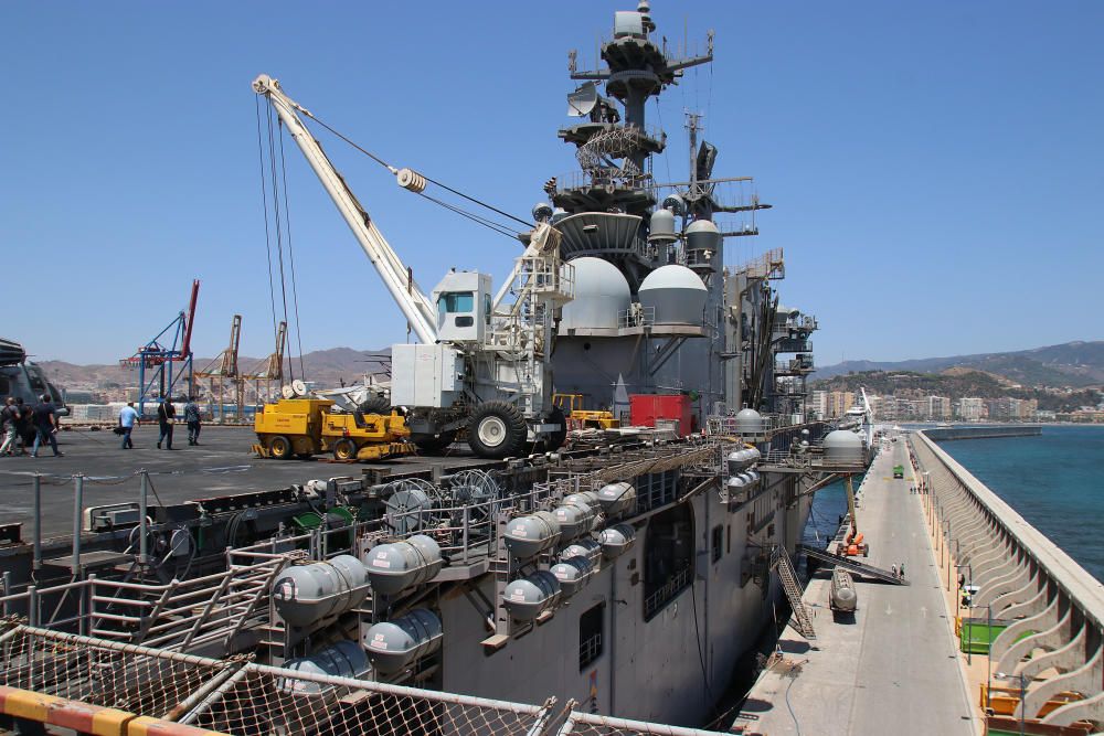 El portaaeronaves americano Iwo Jima atraca en el puerto de Málaga