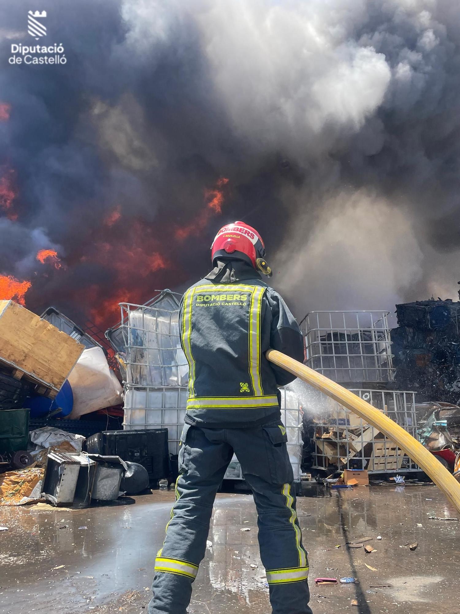 Galería: Espectacular incendio en un desguace de Burriana