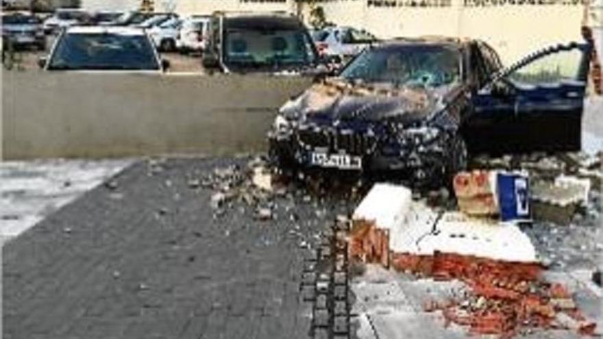 Un conductor destrossa un mur aparcant a la rambla Ginjolers de Roses