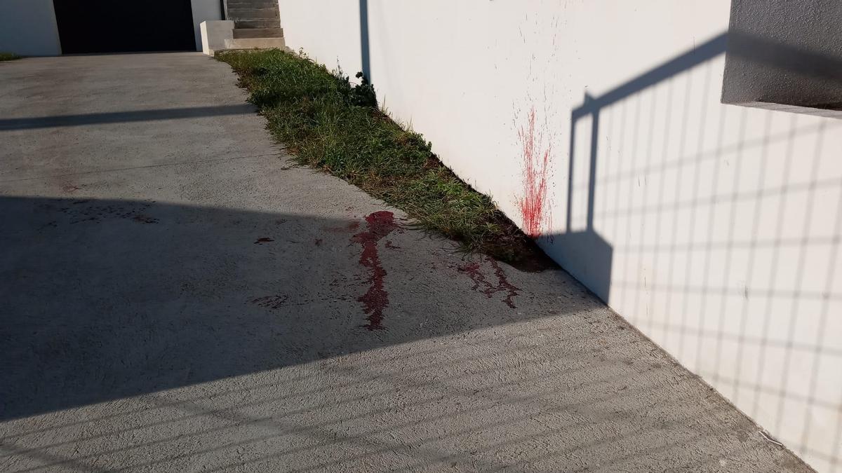 La sangre de la víctima, en su casa del barrio de A Percibilleira, en Baiona. Crimen machista. Asesinato violencia de género. 6 febrero 2023. Ricardo Grobas