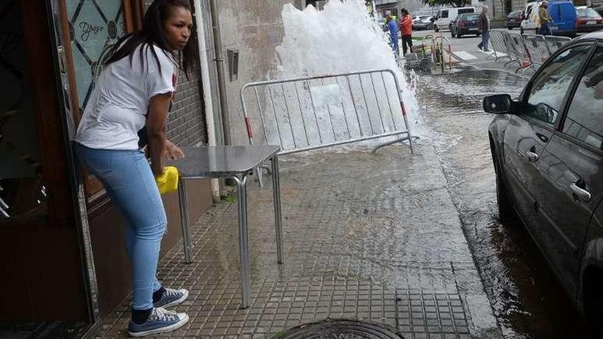 El gran chorro de agua anegó buena parte de la calle. // Noé Parga