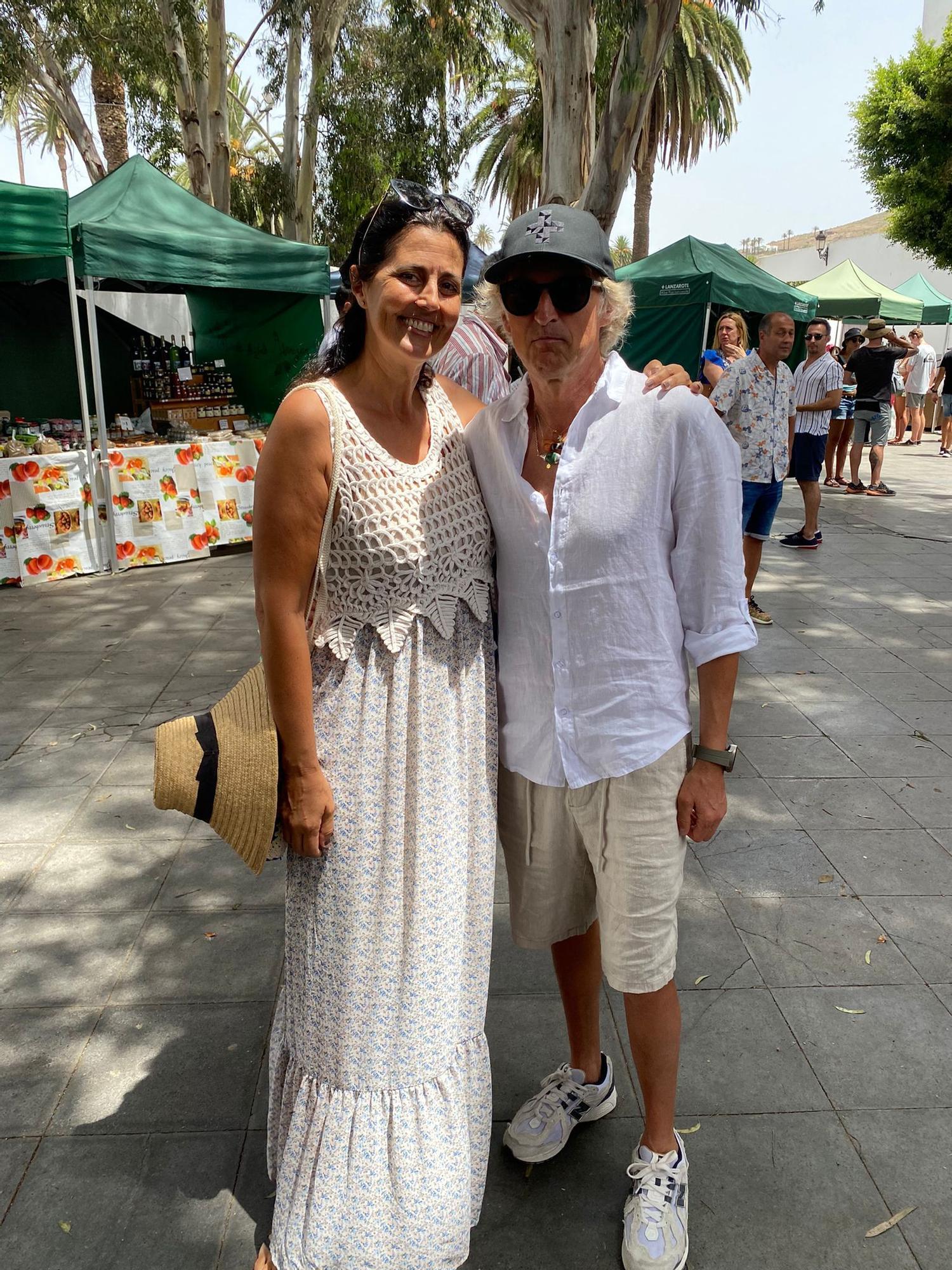 Pedro Sánchez y Jesús Calleja visitan el mercadillo de Haría