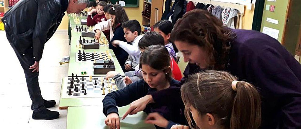 Santi Andreu, durante las simultáneas con los alumnos del CEIP Xaloc.