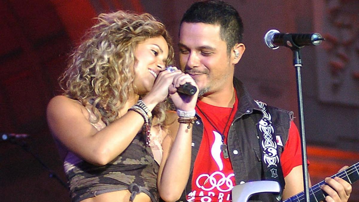 Shakira y Alejandro Sanz, cantando 'La tortura' en un concierto, en el año 2005