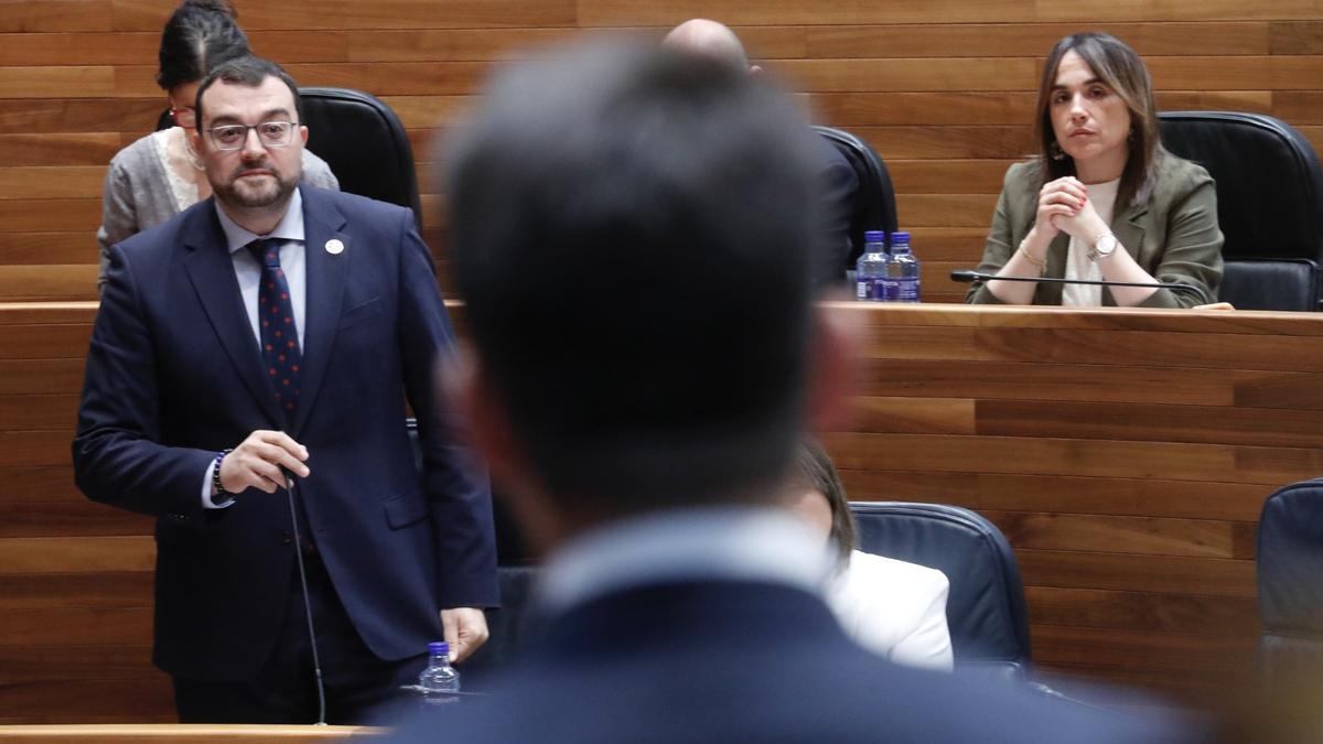 Adrián Barbón responde a Álvaro Queipo en la Junta.