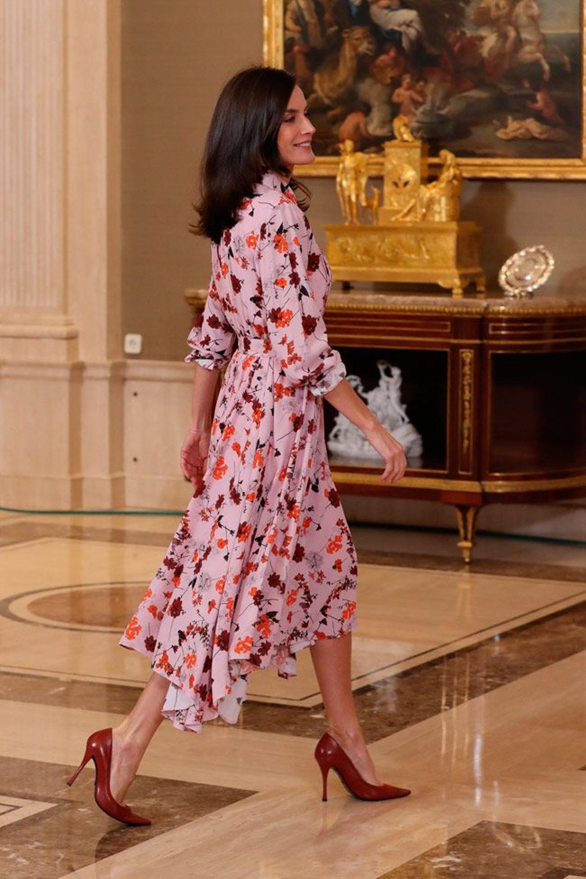 La reina Letizia con vestido rosa de estampado de flores y salones de tacón