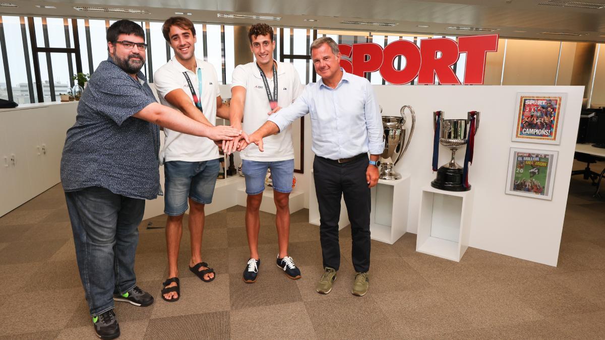 Marc Larumbe y Unai Aguirre visitaron las instalaciones de Sport donde fueron recibidos por David Casanovas, director general, y el CDO Xavi Ortuño