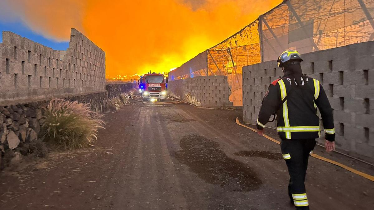 Tareas de extinción del incendio en una planta de compostaje de Tenerife