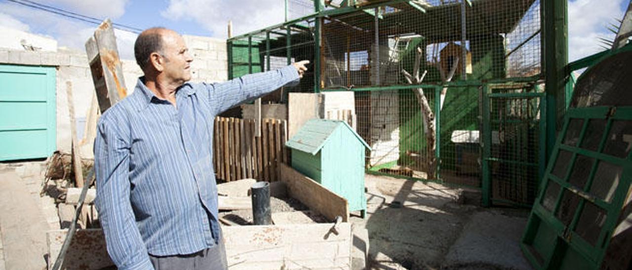 Guillermo Bravo muestra las jaulas donde tenía las monas en su domicilio, en el barrio de La Asomada.