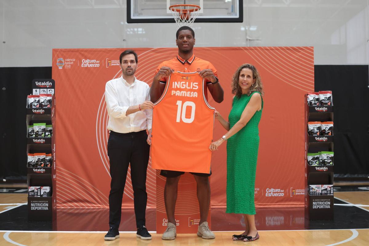 Damien Inglis, acompañado de Enric Carbonell (VBC) y de Lourdes Ribadeneira (Vitaldin Sport)