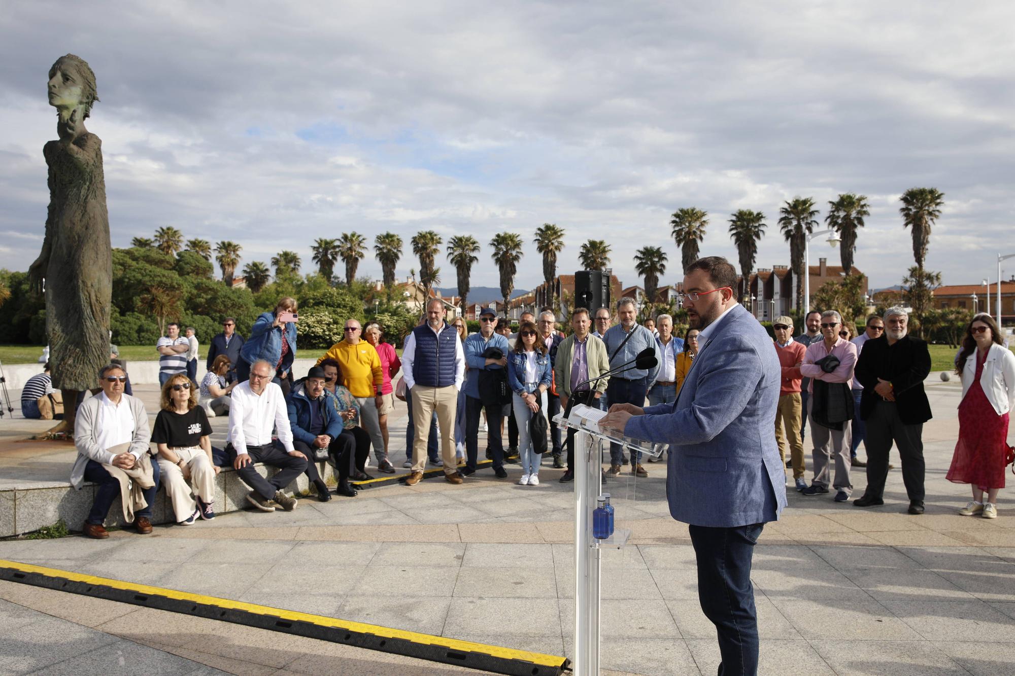 EN IMÁGENES:  Así fue el homenaje a los exiliados por la Guerra Civil y la posterior represión franquista organizado por los socialistas de Gijón junto a la estatua de "La Madre del Emigrante"