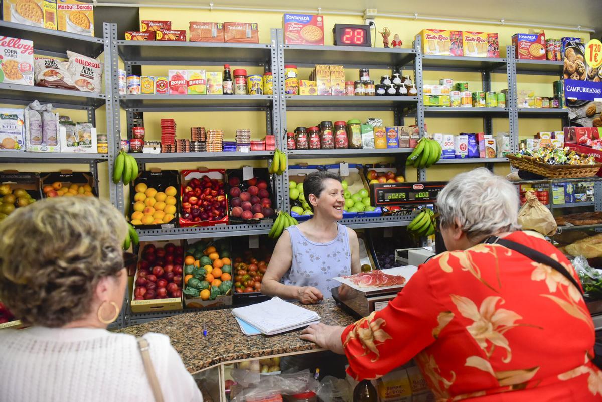 Isabel Ares atiende a clientes en su tienda, Ultramarinos Isabel