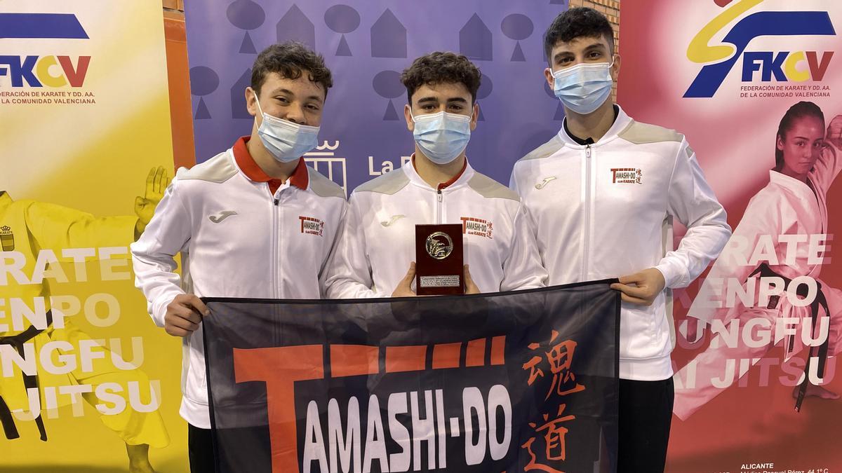Los integrantes del Club de Karate AMASHI-DO tras la victoria.