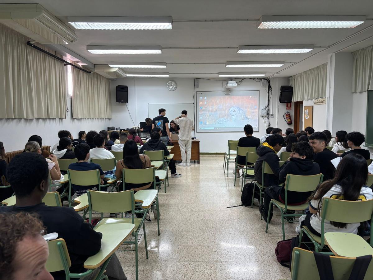 Alumnos de 4º de Eso y Bachillerato en el aula antes de comenzar la charla sobre intercambio cultural