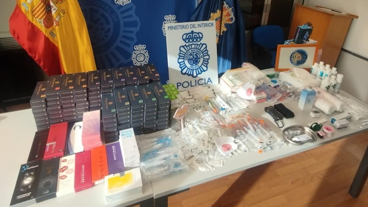 Productos sanitarios y material médico intervenido durante la operación.