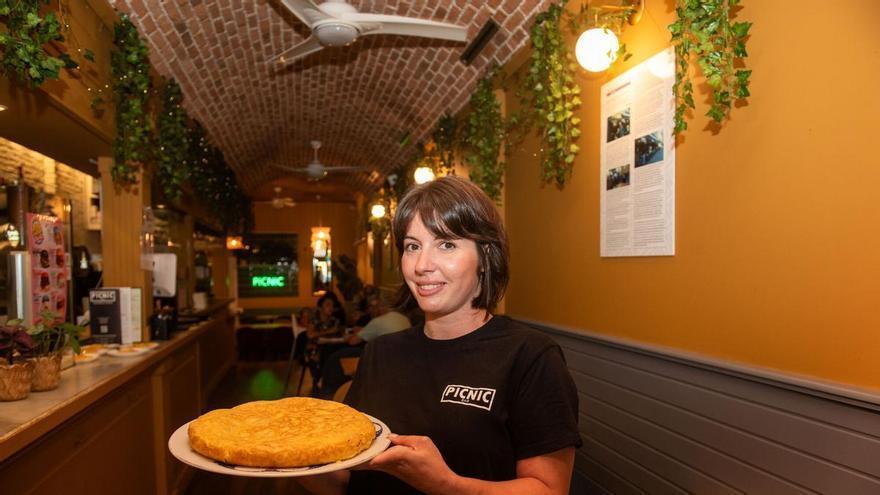 El bar de Monelos que ya vende 46.000 tortillas en A Coruña: "Tardamos 7 años en llegar a la receta"