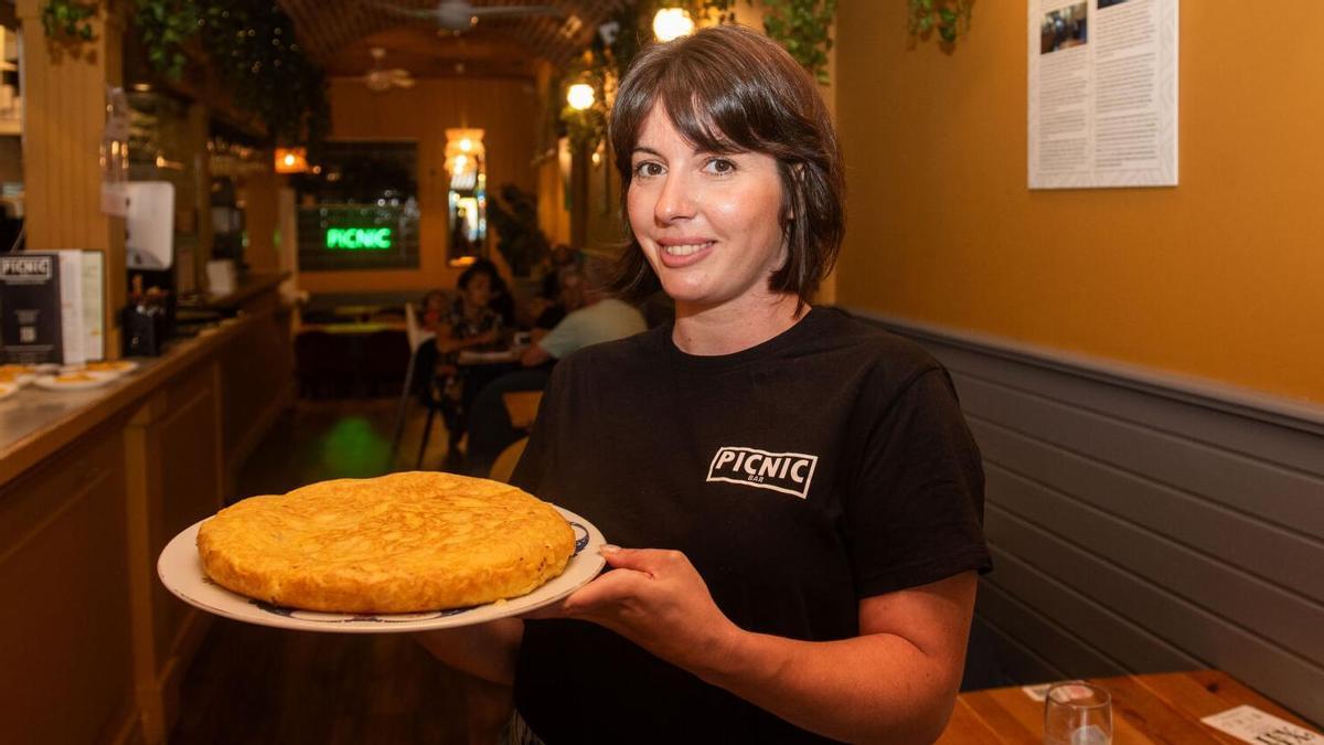 El bar de Monelos que ya vende 46.000 tortillas en A Coruña: "Tardamos 7 años en llegar a la receta"