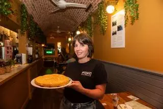 El bar de Monelos que ya vende 46.000 tortillas en A Coruña: "Tardamos 7 años en llegar a la receta"