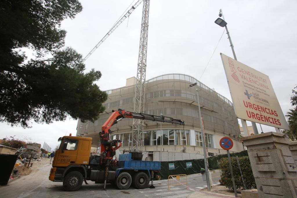 Visita de Puig a la ampliación de urgencias del Hospital de Alicante