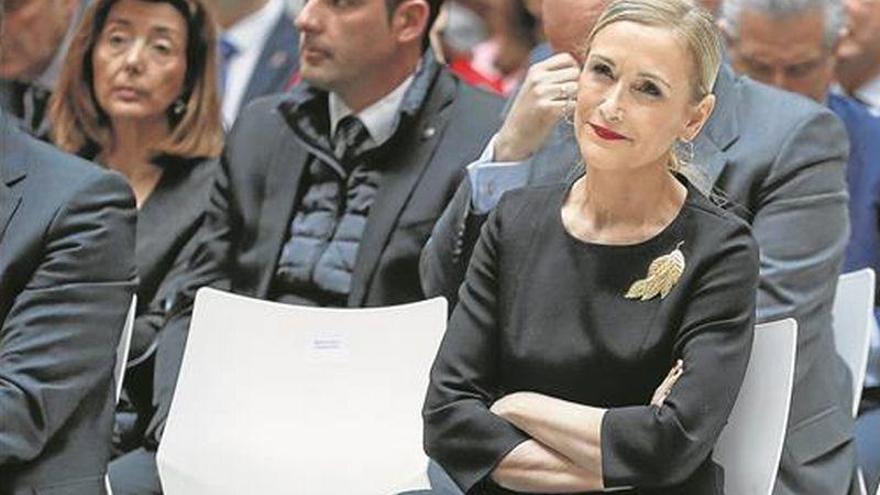 Cifuentes se enroca y tiene claro que solo se irá si se lo pide Rajoy