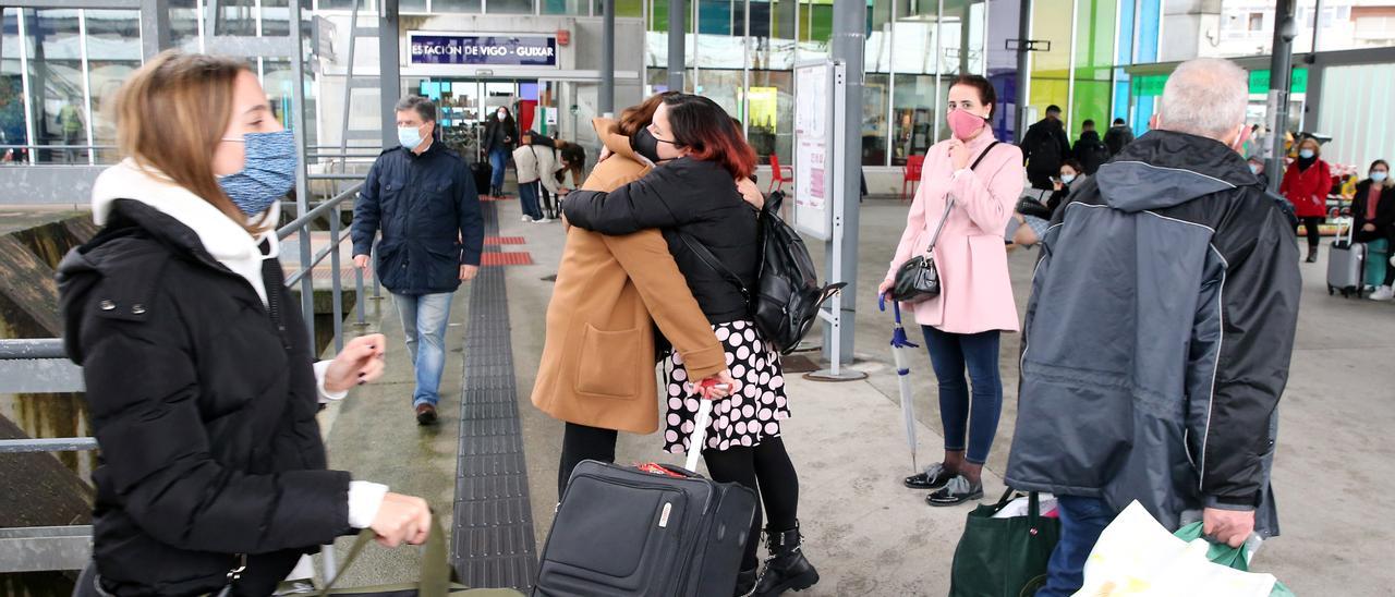 Llegada de pasajeros procedentes de Madrid a la estación de Guixar para pasar las navidades con sus familia