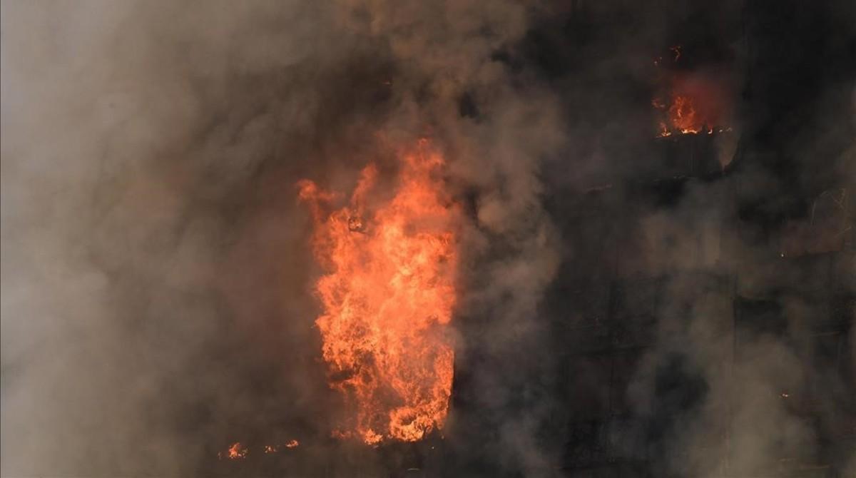 Aspecto del incendio en La Torre Grenfell en Lancaster West Estate.