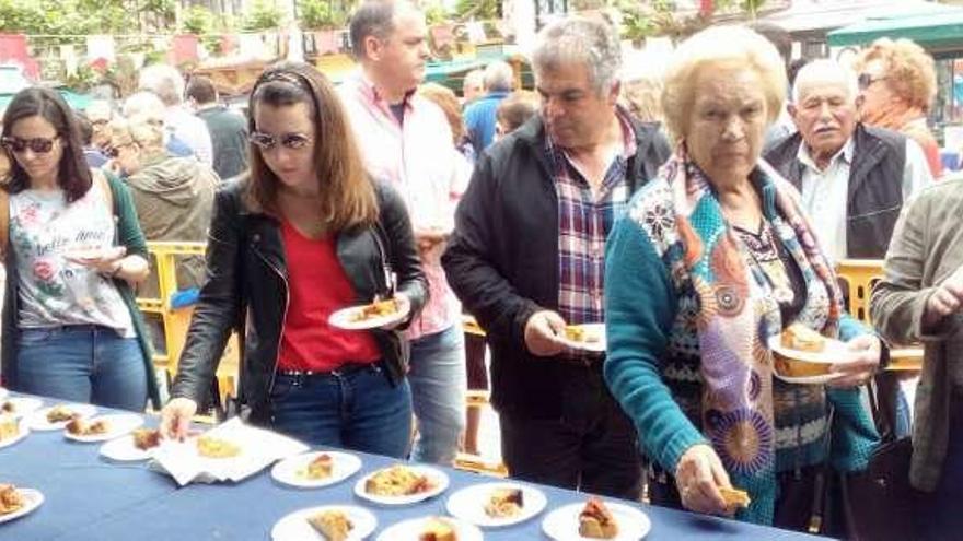 Varios de los participantes en el festival de la borona.