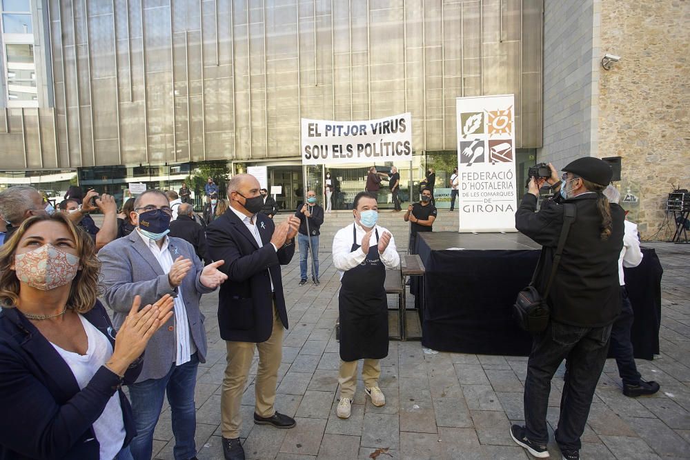 L''hostaleria i l''estètica gironines surten al carrer per protestar contra el tancament