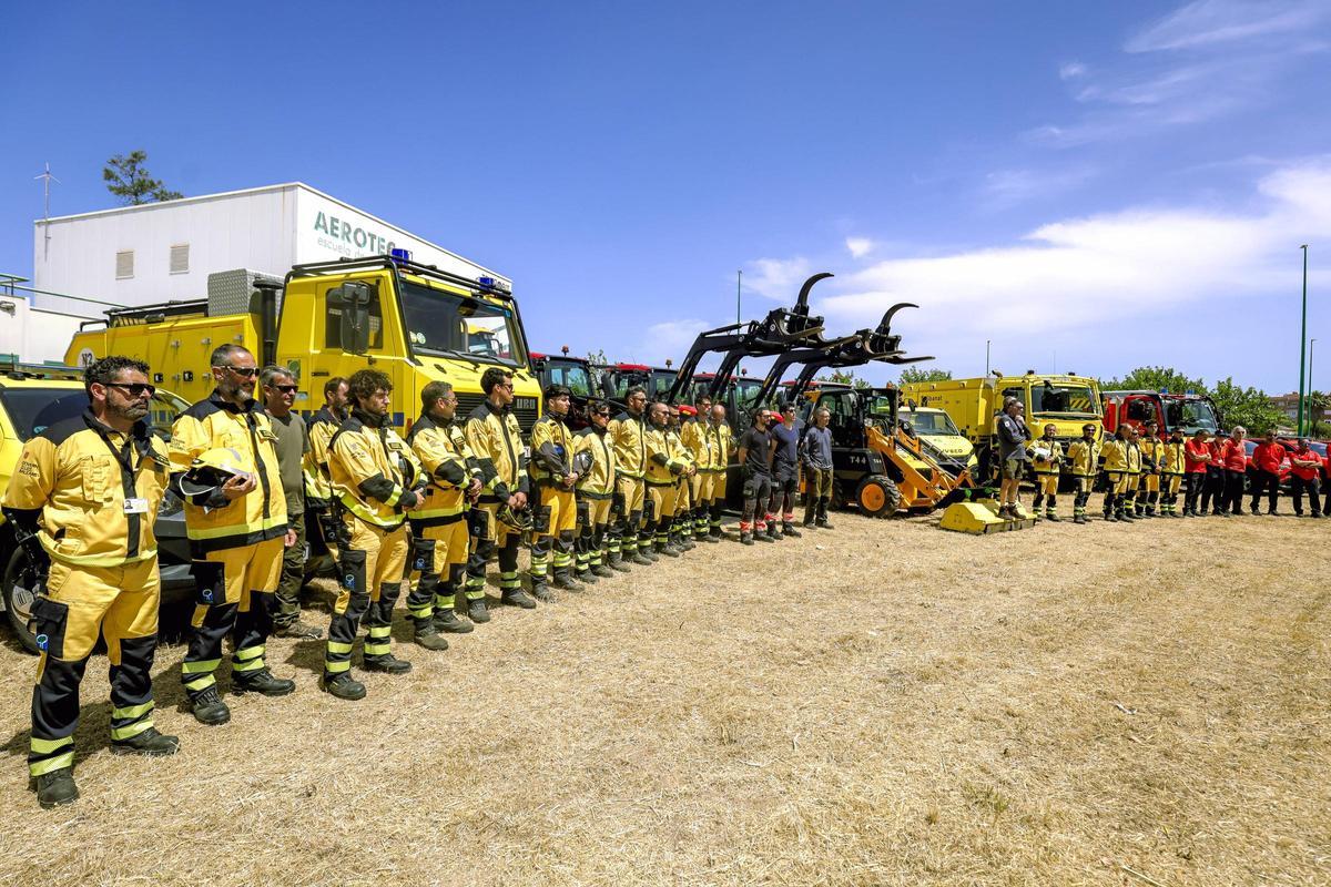 Los bomberos forestales, junto a la maquinaria que cuentan para actuar