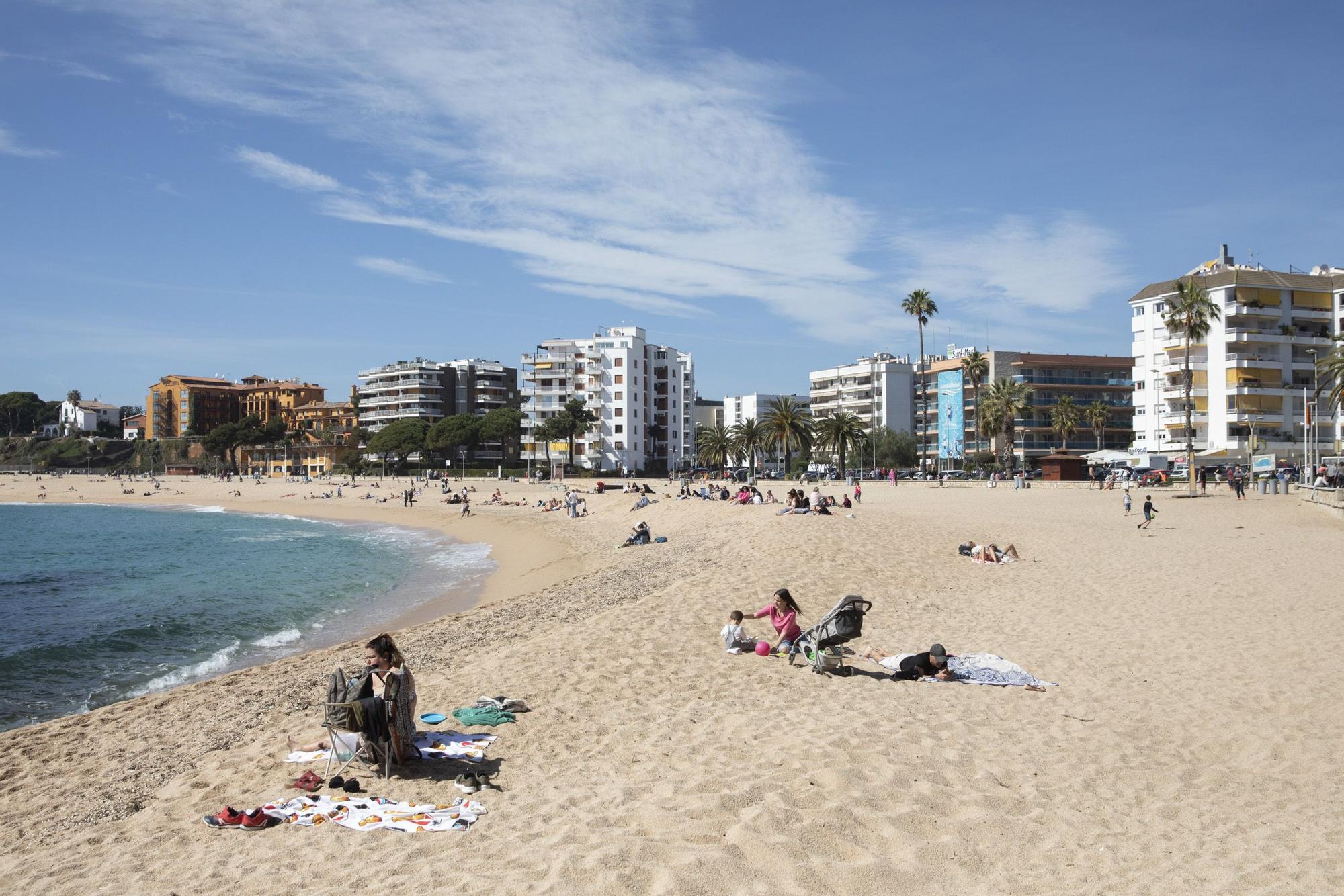Les altes temperatures omplen les platges de la Costa Brava