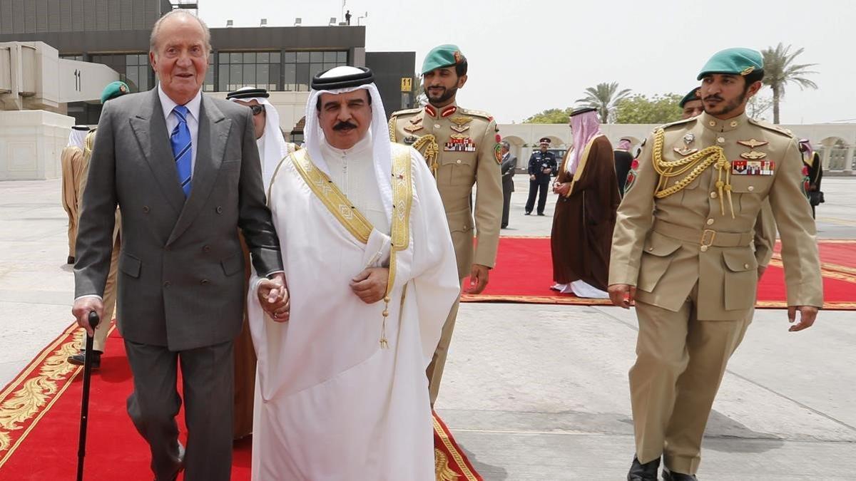 El rey Juan Carlos I, junto al sultán de Bahréin Hamad Bin Isa Al Jalifa, el 2 de mayo del 2014 en Manama, capital del país,