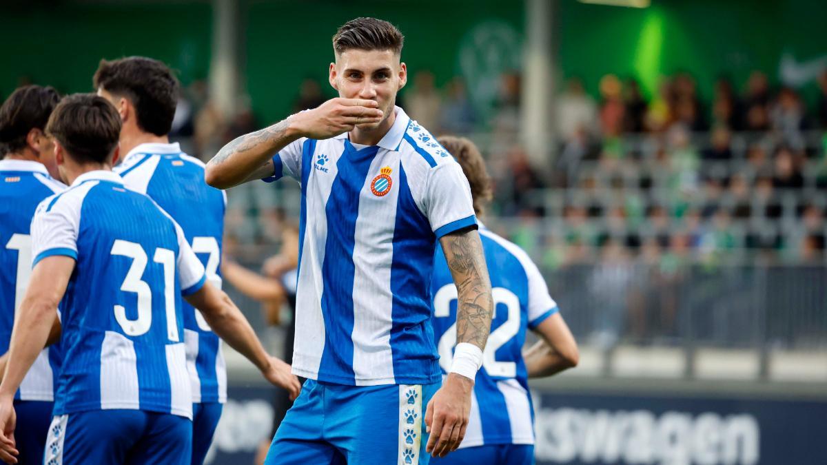 Roberto Fernández celebra su gol en el amistoso ante el Wolfsburgo